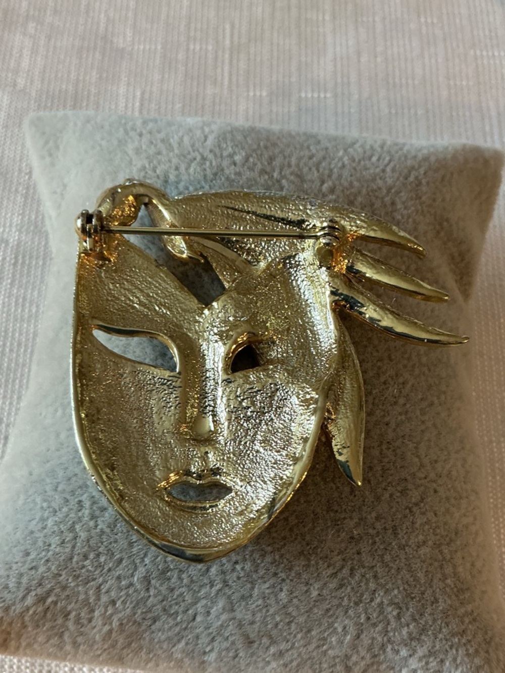 Venetian Masquerade Mask Vintage Gold and Silver Tone Brooches - Picture 3 of 4